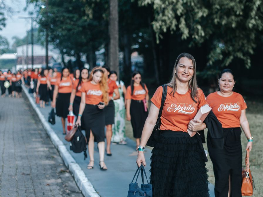 Mulheres enfrentam longas distâncias para buscar crescimento espiritual