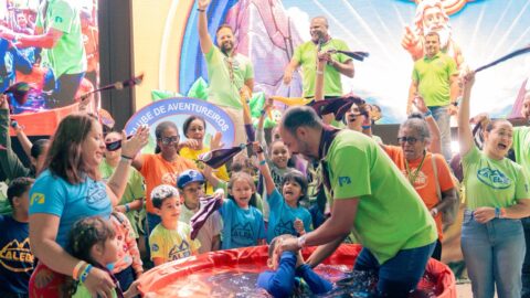 Filho batizado em acampamento do Clube de Aventureiros leva mãe de volta à fé