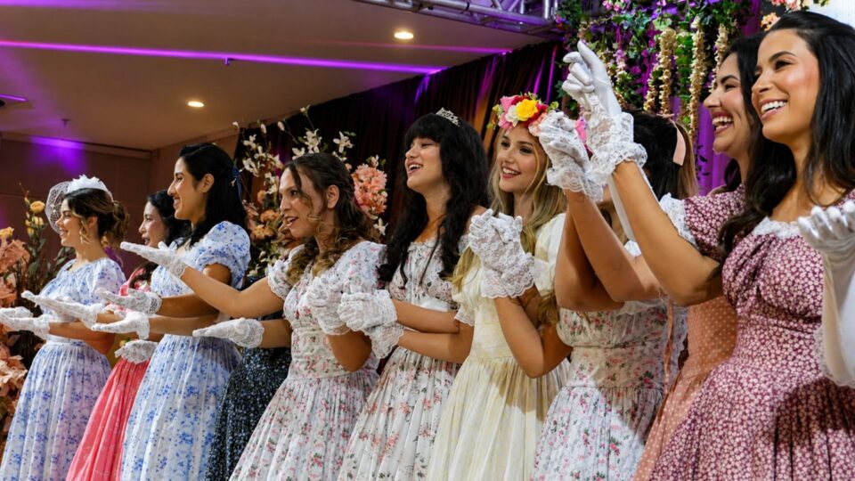 A apresentação temática reuniu jovens em uma apresentação inspirada na época vitoriana, destacando o poder transformador da graça de Deus. (Foto: arquivo pessoal)