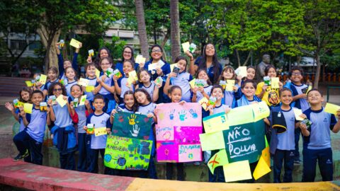 Alunos distribuem sementes e incentivam preservação ambiental