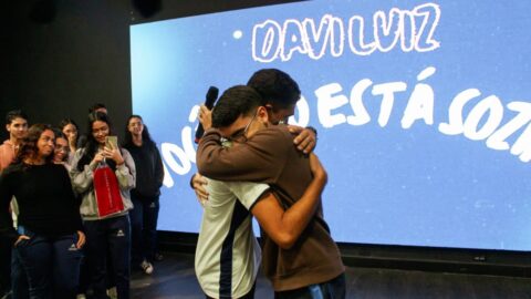 “Você não está sozinho”: Colégio Adventista de Itaboraí abraça aluno em luto com homenagem surpresa