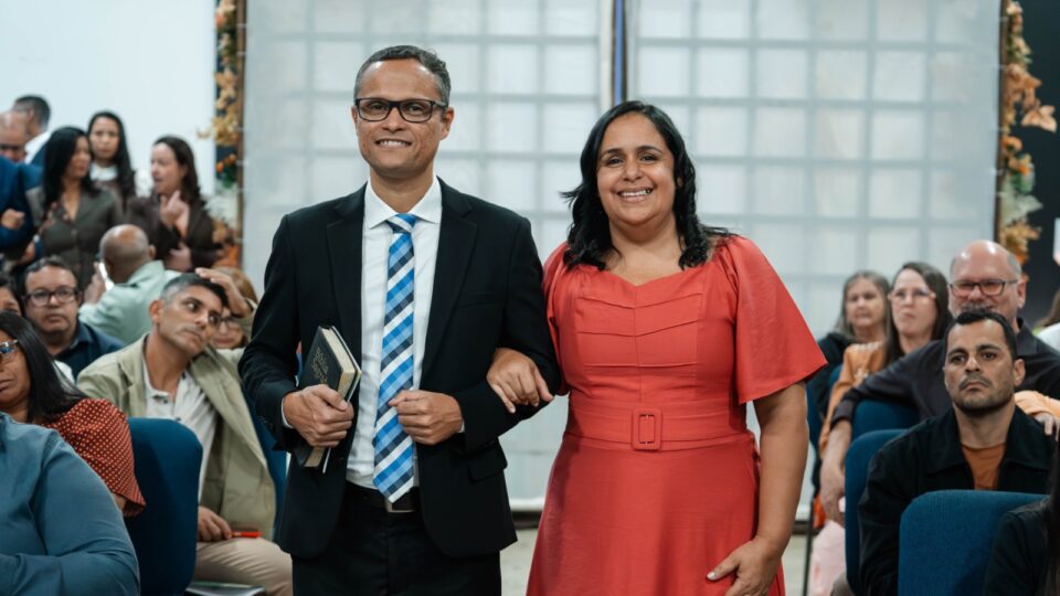 Pastor Everton e esposa Samantha posam para foto (Foto: Matheus Amaral)