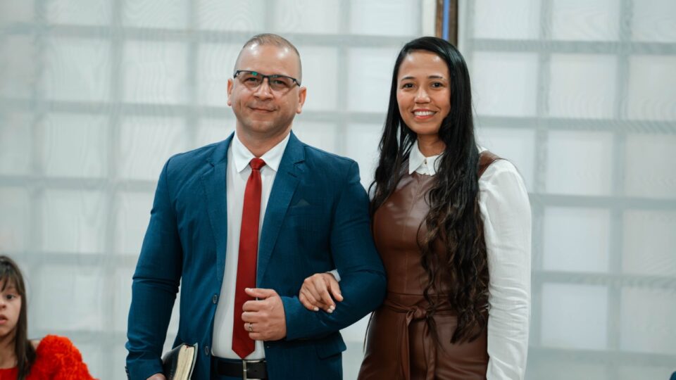 Pastor Manoel ao lado da esposa Geisa. (Foto: Matheus Amaral)