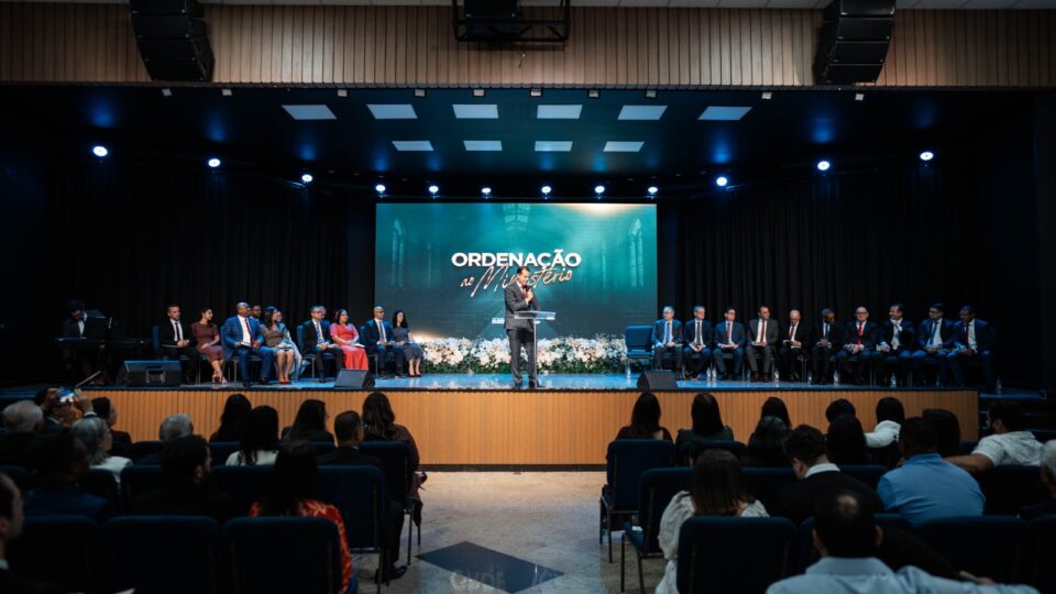 Pastor Gabriel Pasquale na abertura da ordenação. (Foto: Matheus Amaral)