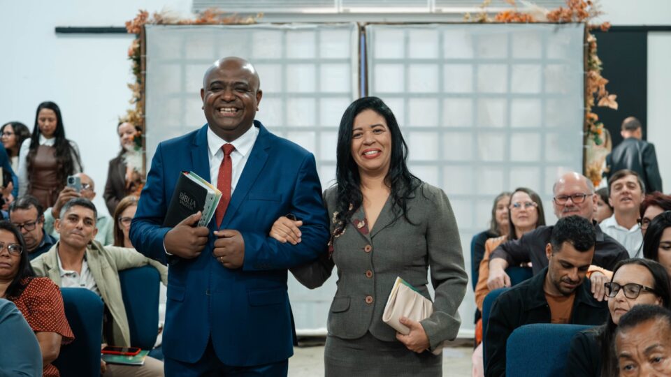 Pastor Jorge Luiz e sua esposa Heidi sendo apresentados. (Foto: Matheus Amaral)