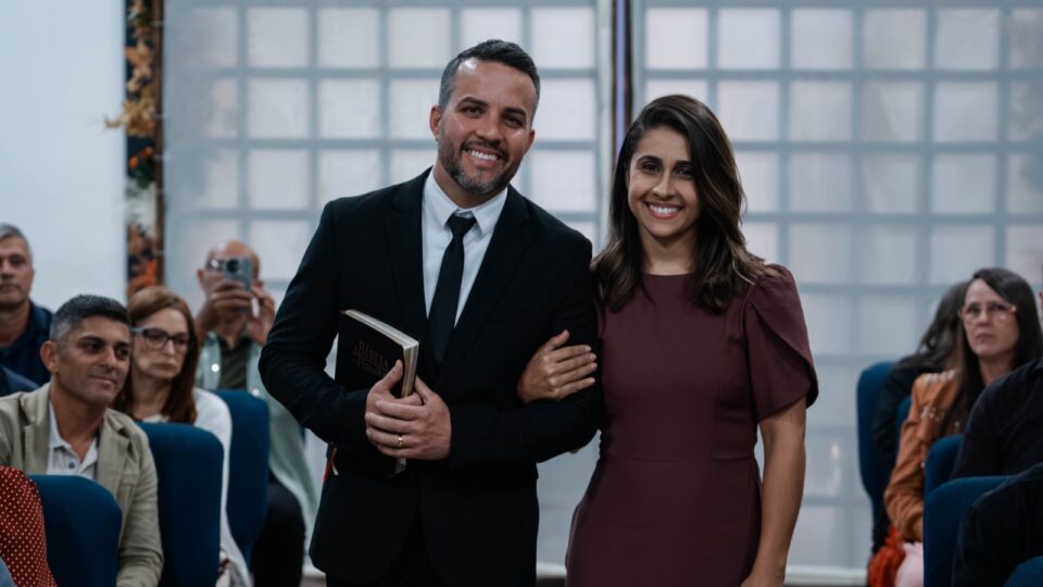 Pastor Vitore sua esposa Isabela sendo apresentados. (Foto: Matheus Amaral)