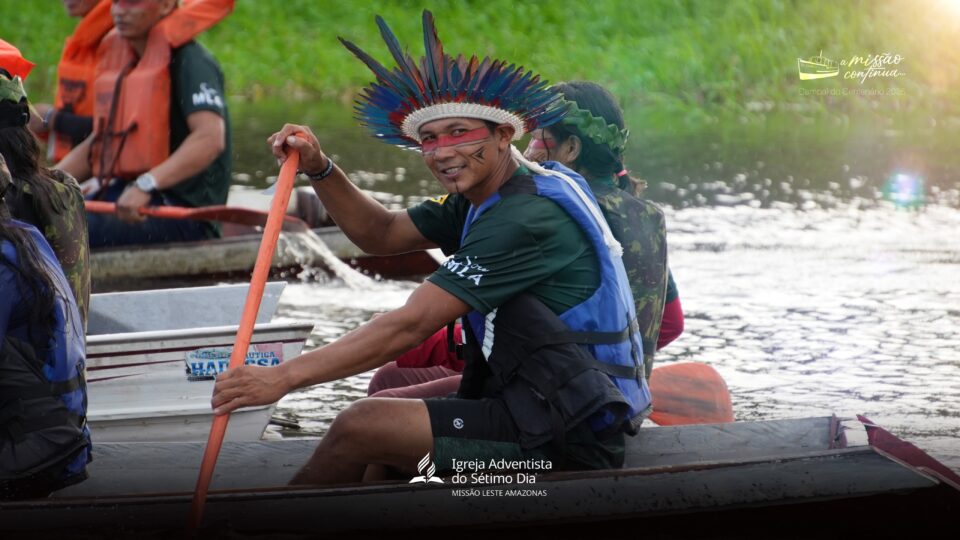 Voluntários levaram mantimentos e livros para os ribeirinhos em trajeto de canoagem
