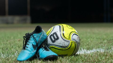 Enquanto o Brasil se prepara para torcer, idoso usa o futebol para compartilhar esperança e promover saúde