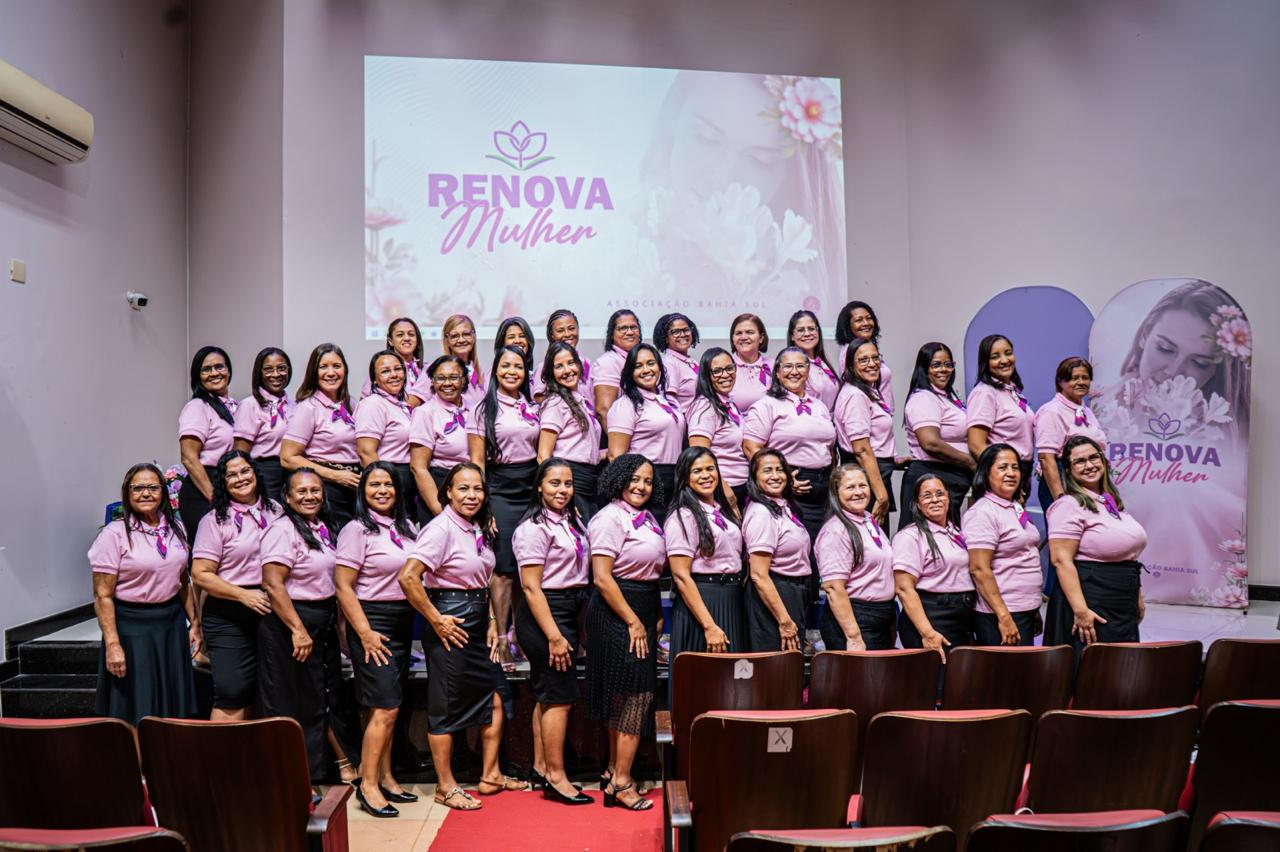Primeira turma do Projeto Renova Mulher se forma durante encontro de líderes