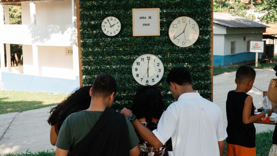 Família orando durante o congresso. 
(Foto: Matheus Amaral)
