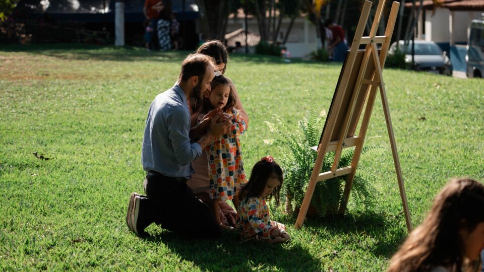 Família participando de dinâmica. 
(Foto: Matheus Amaral)