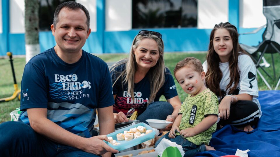 Família posa para fot durante almoço estilo piquenique. 
(Foto: Matheus Amaral)