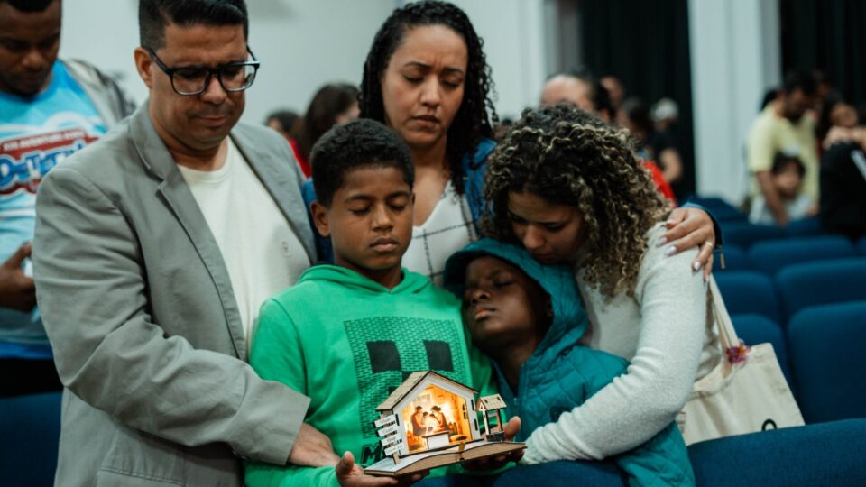 Família reunida em oração durante o congresso. 
(Foto: Matheus Amaral)