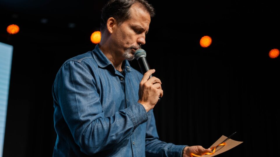 Pr. Gabriel fala para famílias no congresso.  
(Foto: Matheus Amaral)