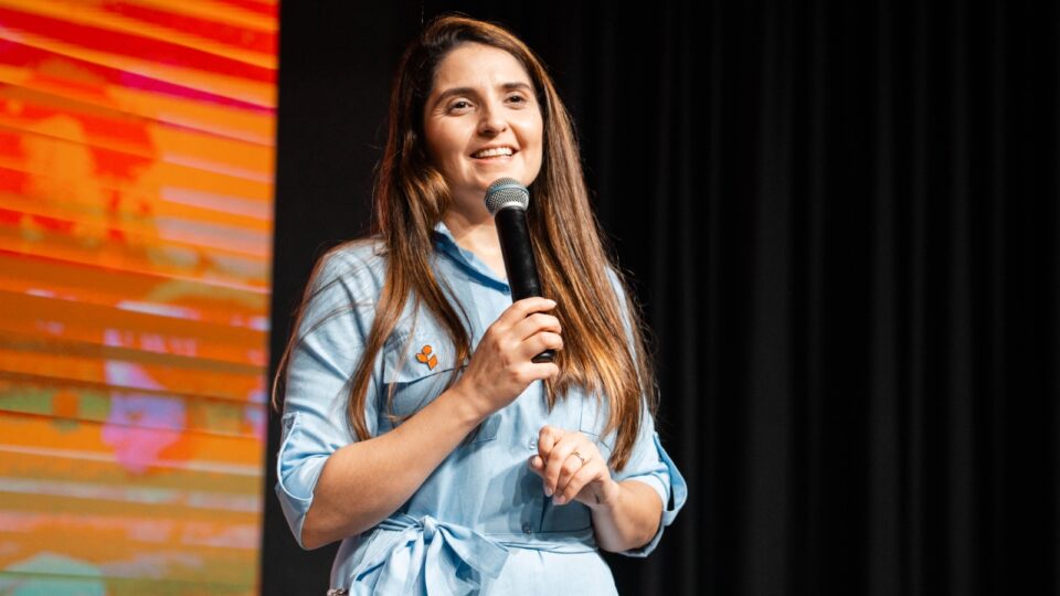 Professora Marcela fala para as famílias no congresso. 
(Foto: Matheus Amaral)