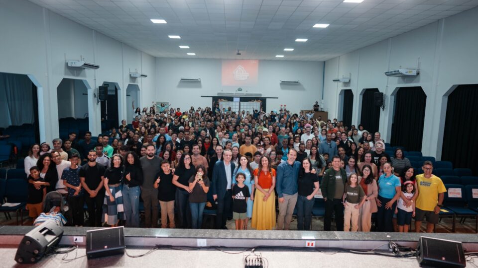 Família posam para foto oficial do evento. (Foto: Matheus Amaral)