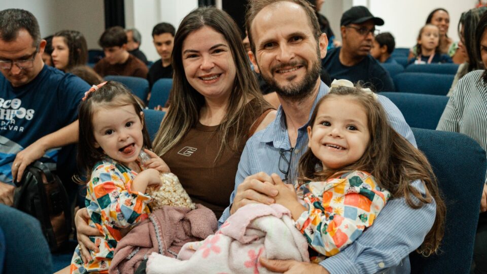 Família posa para foto. (Foto: Matheus Amaral)