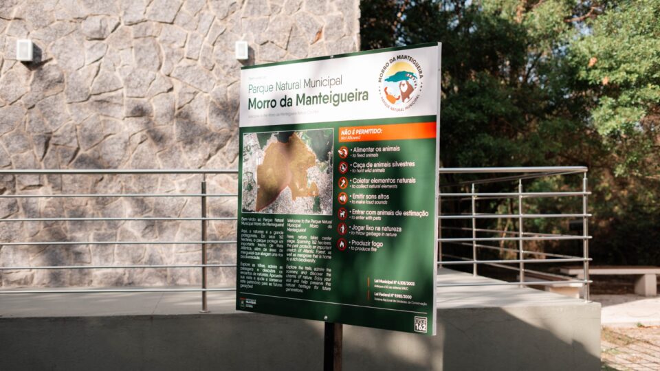 Placa com informações gerais sobre o parque. 
(Foto: Matheus Amaral)