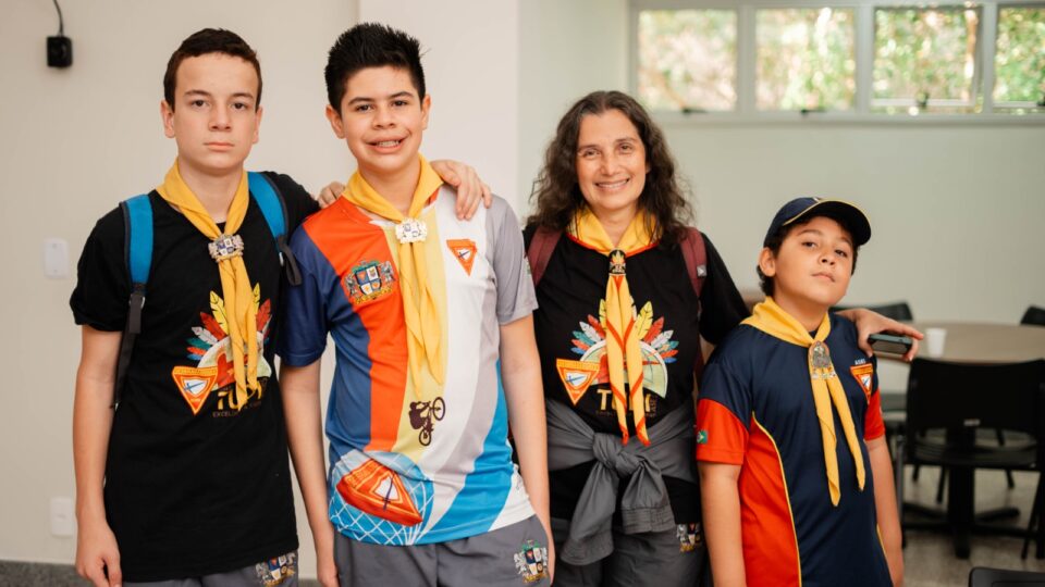 Desbravadores posam para foto durante inauguração.
 (Foto: Matheus Amaral)