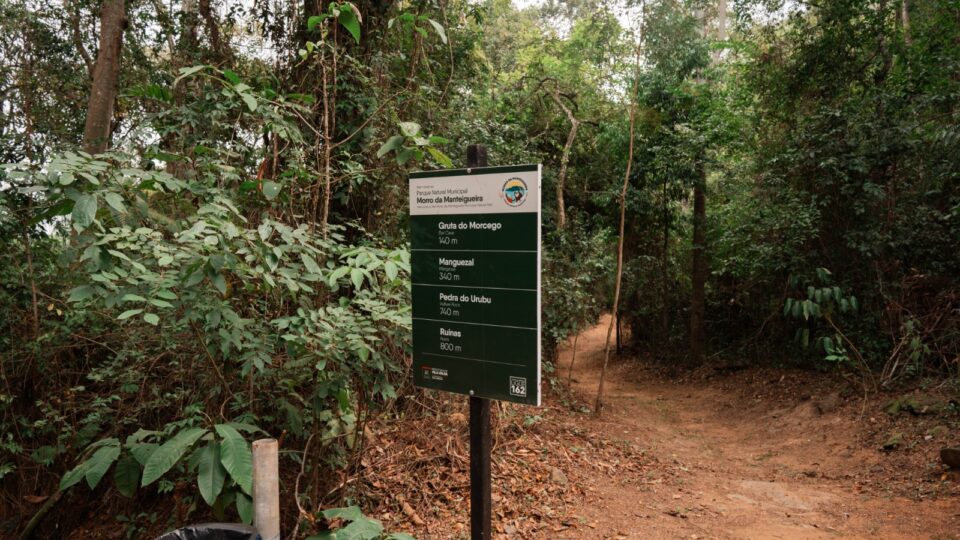 Placa com informações sobre trilhas e pontos turísticos. 
(Foto: Matheus Amaral)