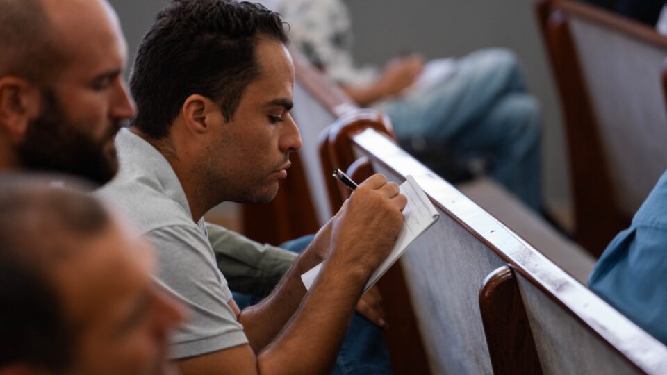Líder fazendo anotações durante a programação. 
(Foto: Matheus Amaral)