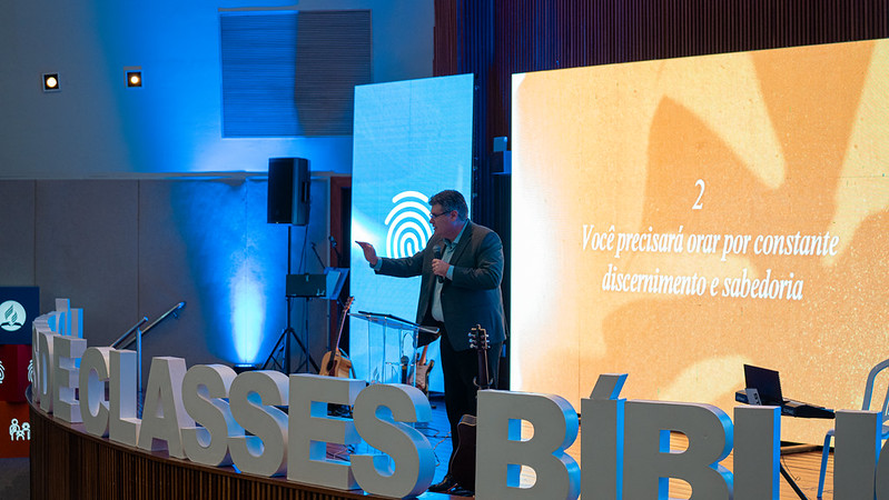 O presidente da União Sudeste Brasileira, pastor Hiram, incentivou os participantes a conduzirem classes bíblicas de forma intencional e centrada no relacionamento com as pessoas (Foto: Rafael Sampaio)