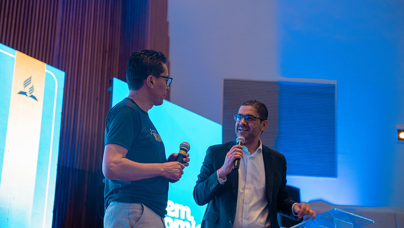 Ao compartilhar sua trajetória, Gilson Cantuário mostrou que profissão e missão podem caminhar juntas no propósito de aproximar pessoas da Bíblia (Foto: Rafael Sampaio)