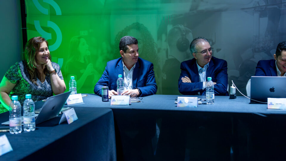 Prof. Débora Rodrigues, Pr. Itamar Lélis e Pr. Daniel Toledo,  departamental e administradores da ASES durante o PDS.
 (Foto: Matheus Amaral)