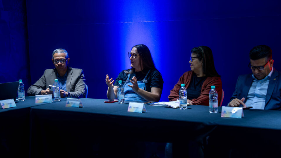 Da esquerda para direita, pastor Marcos Siqueira ao lado de duas secretárias distritais. (Foto: Matheus Amaral)