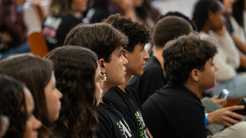 Adolescentes durante apresentação. (Foto: Matheus Amaral)