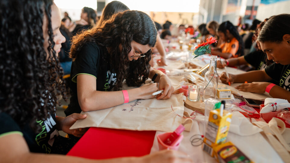 Meninas na oficina de customização da ecobeg.
(Foto: Matheus Amaral)