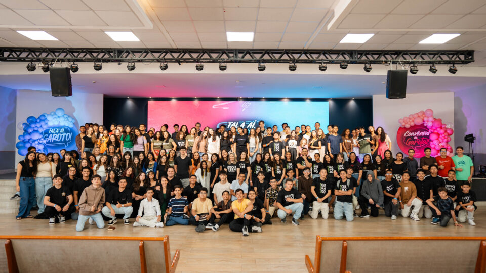 Adolescentes posam para foto oficial do encontro. (Foto: Matheus Amaral)