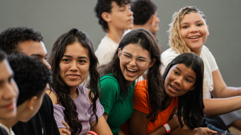 Adolescentes se divertem em um dos momentos do evento.  (Foto: Matheus Amaral)