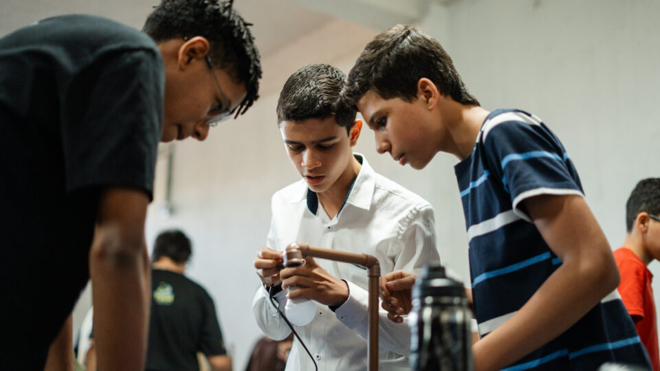 Meninos construindo luminária. 
(Foto: Matheus Amaral)