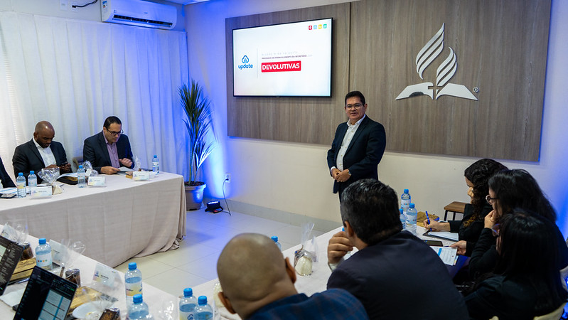 Pastor Marcos Nunes apresentou as iniciativas e os processos da Secretaria da Missão Mineira Oeste aos avaliadores da USeB (Foto: Carlos Siqueira)