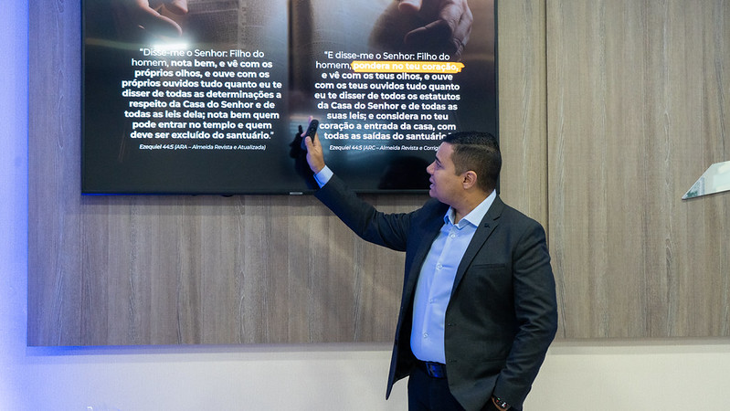 O pastor Fernando Júnior apresentou uma reflexão sobre o propósito da secretaria, ressaltando que servir é mais do que cumprir tarefas: é cuidar de vidas (Foto: Carlos Siqueira)