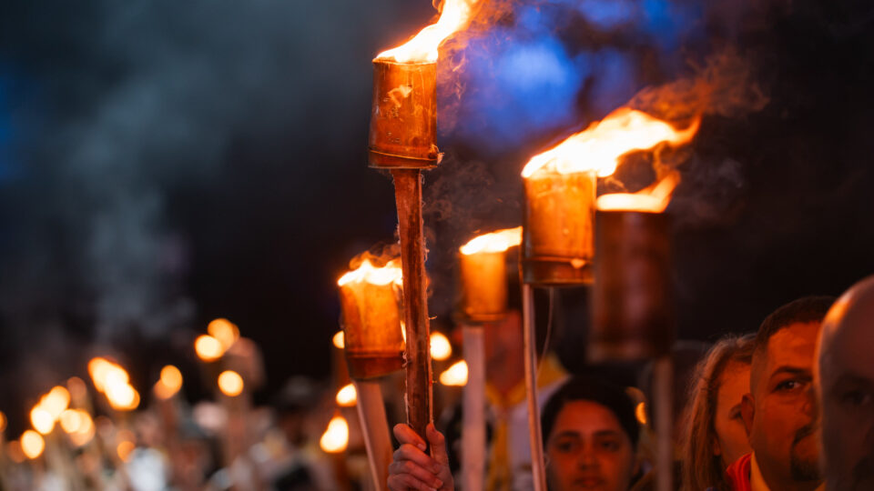 Líderes com as tochas. (Foto: Matheus Amaral)