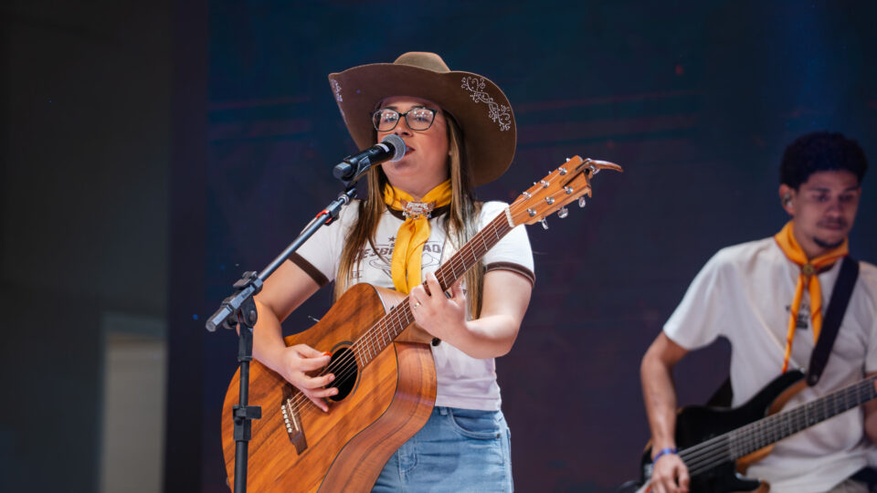 Deisy Kelly cantando a música oficial do campori. (Foto: Matheus Amaral)