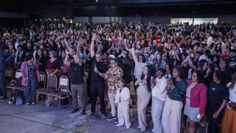 Bíblia é lida em cinco minutos durante evento de jovens do Sul Fluminense