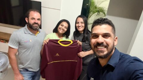Com becas batismais em mãos, pastores saem em busca de quem se afastou da igreja