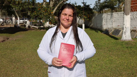 Enfermeira estuda a Bíblia e é batizada após conversa em hospital