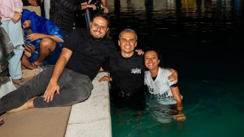 Amizade e discipulado conduzem jovem de volta à fé cristã