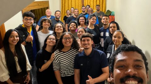 Jovens criam grupo de estudos para aprofundar conhecimento bíblico