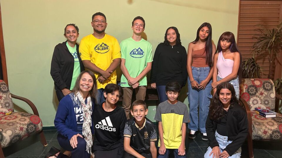 Os encontros reúnem adolescentes para o estudo da Bíblia, fortalecendo o relacionamento entre os participantes e o conhecimento das Escrituras (Foto: Miguel Rodrigues)