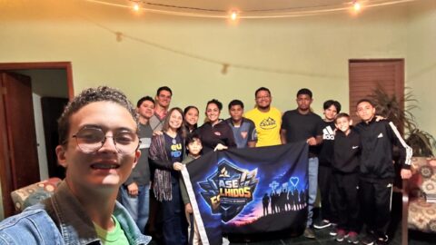 Aos 14 anos, adolescente transforma o desejo de servir em uma classe bíblica em casa