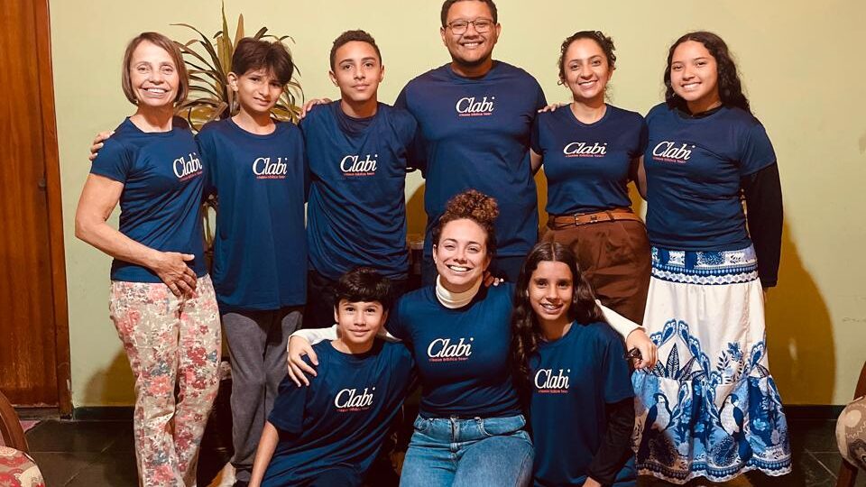 Amigos de Miguel vestem a camiseta da CLABI, projeto do Ministério Jovem da Missão Mineira Oeste que capacita adolescentes e jovens para liderar uma classe bíblica (Foto: Arquivo Pessoal)
