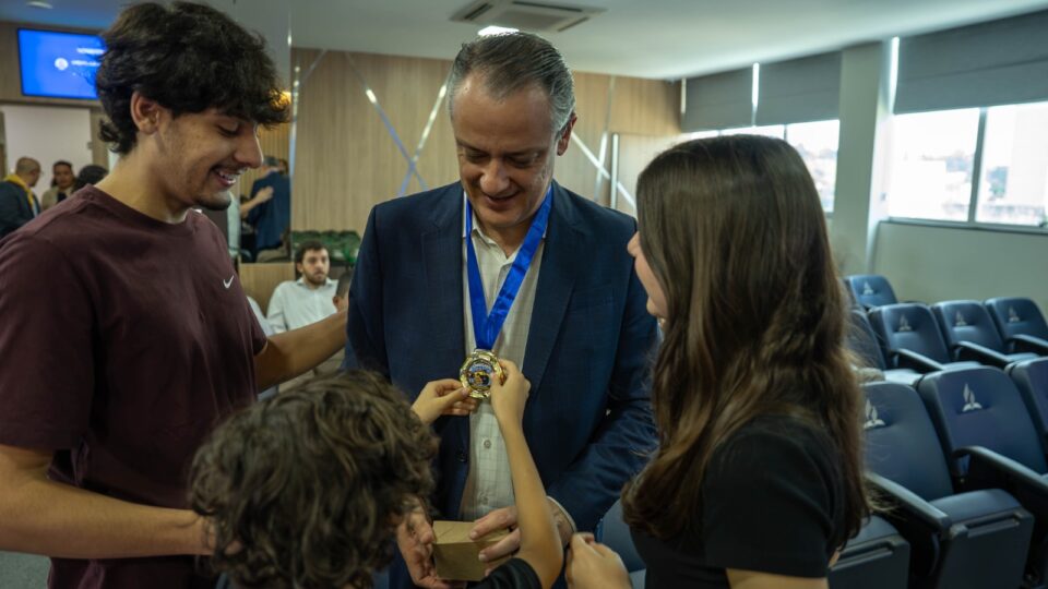 Pastor Luciano Borges recebendo a mdealha dos filhos. 
(Foto: Matheus Amaral)