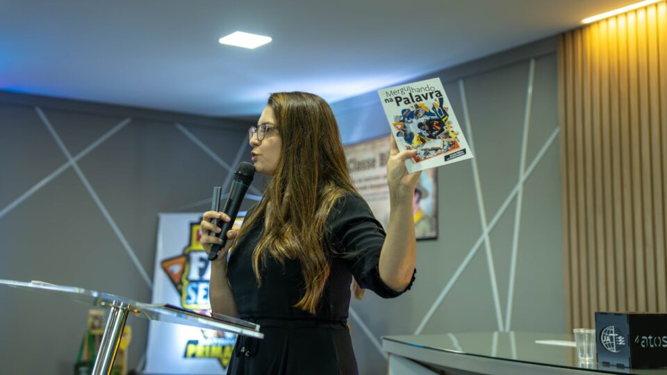 Professor Marcela Borges falando para os pastores no Concílio Ministerial. (Foto: Matheus Amaral)