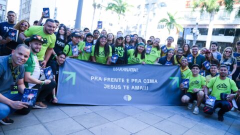 Jovens realizam ação social e distribuem livros no Centro de Campinas