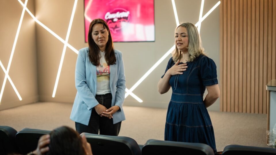 Maíra e Priscila conversam com garotas no domingo. 
(Foto: Matheus Amaral)